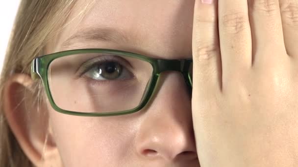 Oftalmología para niños Examen, Pruebas de ojos, Niño miope, Las niñas necesitan anteojos, Cuidado de la salud de los niños — Vídeo de stock