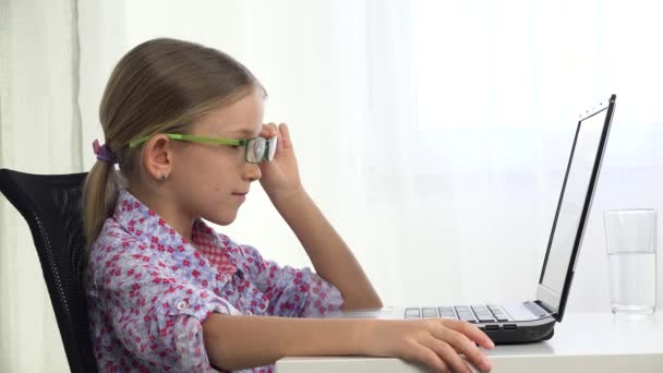 Kid Browsing Internet på bärbar dator Studera, Barn Skriva, Flicka Söka webben för skolan, Online Education in Coronavirus Pandemic — Stockvideo