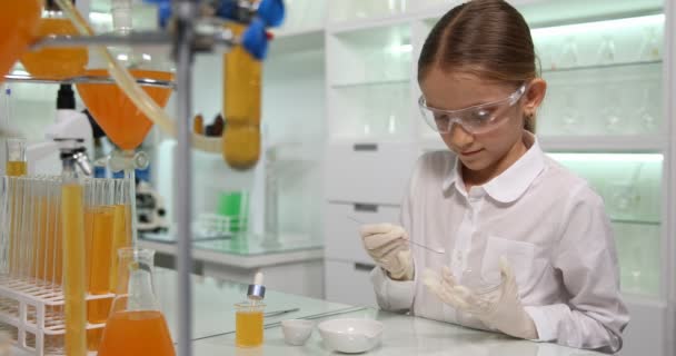 Kölyökcsinálás Kémiai kísérlet az iskolai laboratóriumban, Diák gyermek tanulás a természettudományi osztályban, Lány tanulási kémia a laborban — Stock videók