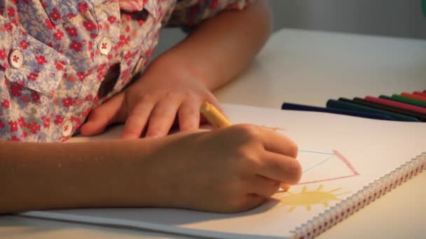 Kid Rysowanie domu, Kolorowanki dla dzieci Studiowanie sztuki, School Girl Learning Making Craft, Edukacja dzieci, Powrót do szkoły, Edukacyjne — Wideo stockowe