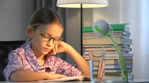 Niño leyendo un libro, Niño estudiando en la lámpara de escritorio, Gafas graduadas para estudiantes Aprendizaje de niñas en la noche, Educación para niños, Educación en el hogar — Vídeo de stock