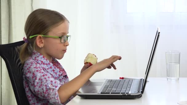 Kid Browsing Internet på bärbar dator Studera, Barn Skriva, Flicka Söka webben för skolan, Online Education in Coronavirus Pandemic — Stockvideo