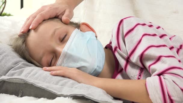 Больной ребенок в хирургической защитной маске, больной ребенок в постели, девочка-лакей в коронавирусной пандемии, семейное медицинское обслуживание — стоковое видео