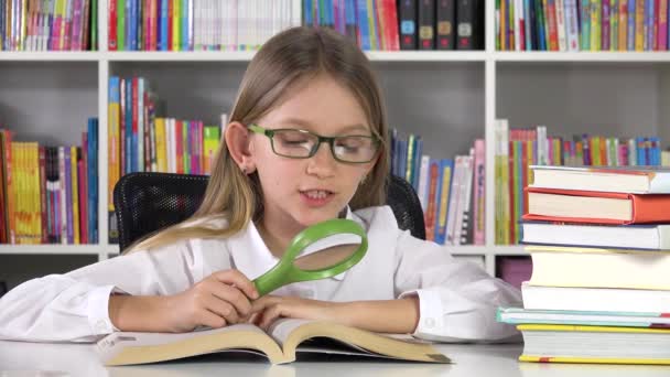 Aprendizaje infantil en clase, Libro de lectura para niños de escuela, Estudiar en la biblioteca, Gafas graduadas Estudiante en el aula, Educación para niños — Vídeos de Stock