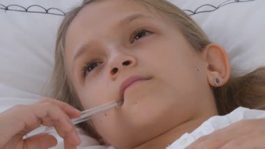 Hasta Çocuk Yatakta, Hasta Çocuk Termometreyle, Tecrit edilmiş Uyuyan Kız Hastanede, Haplar Tıbbi Sağlık Krizi