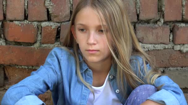 Niño triste cara infeliz, Niña adolescente intimidada reflexiva en el parque, Niñas expresión tristeza, Adolescentes depresión retrato — Vídeo de stock