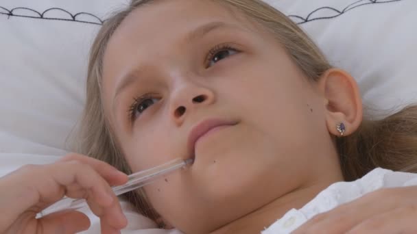 Beteg gyerek az ágyban, beteg gyermek hőmérővel, elszigetelt alvó lány a kórházban, pirulák Gyógyszer Egészségügy Orvosi járvány — Stock videók