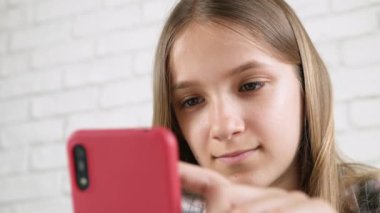 Akıllı Telefon Oynayan Çocuk, Telefonla İnternete Bakan Çocuk, Mesajları Okuyan Sarışın Genç Kız, Cihazlar Aranıyor