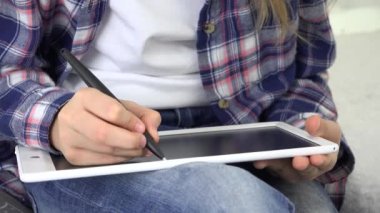 Tablette Çocuk Çalışması, Okul Ödevi Yazan Çocuk, Dijital Aygıt Kullanan Kız Öğrenimi, Çocuk Eğitimi