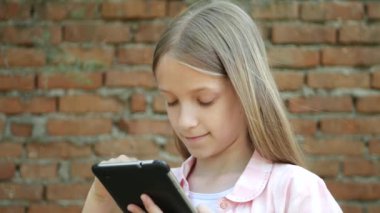 Smartphone kullanan çocuk, Akıllı Telefonla Çene Çalan Çocuk, Park 'ta İnternet Tarayıcısı Genç Kız