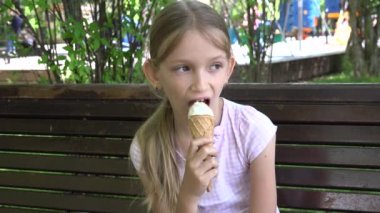 Park 'ta Çocuk Dondurma Yeme, Benç' te Rahatlayan Çocuk, Sarışın Kız Yazın Oyun Bahçesinde Açık havada Oynuyor