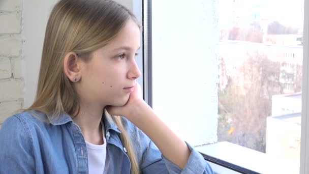 Niño triste mirando por la ventana, Niño infeliz, Chica aburrida y reflexiva, Cara adolescente, Personas aisladas en casa en crisis de Coronavirus — Vídeos de Stock