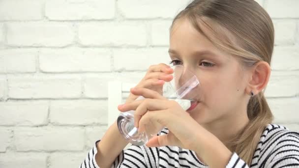 Dětská pitná voda, Žíznivé dítě Hydratační, Mladá dívka u snídaně v kuchyni, Dětské zdravé návyky — Stock video