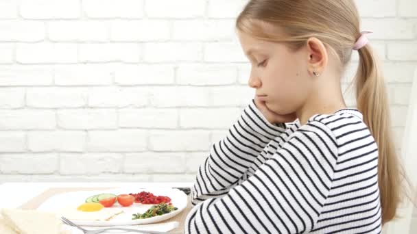 Chore dziecko nie mogło zjeść śniadania w kuchni, smutne dziecko nie jadło, dziewczyna szuka jedzenia Nie ma apetytu, Dzieci Opieka zdrowotna — Wideo stockowe