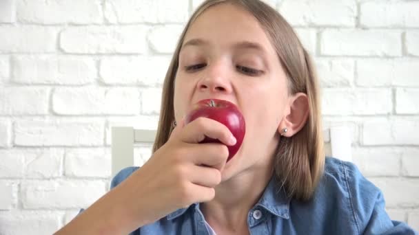 Gyermek eszik alma, Gyerek eszik gyümölcsöt, Fiatal lány eszik egészséges ételek reggelinél Konyhában, Gyermekek Egészségügy — Stock videók
