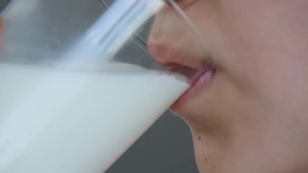 Kid pití mléka na snídani, Dítě v kuchyni, Mladý teenager dívka ochutnávka mléčné výrobky doma
