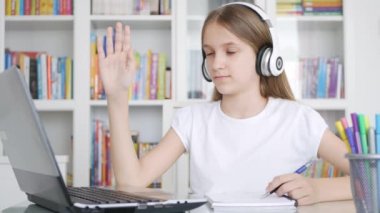 Video Konferansında Çocuk Çalışması, Bilgisayarda Çocuk Öğrenimi, Bilgisayar, Liseli Kız Yazarlığı, Koronavirüs Salgınında Çevrimiçi Eğitim