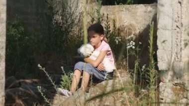 Harabelerde Terk Edilmiş Üzgün Çocuk, Mutsuz Başıboş Çocuk, Depresyondaki Zavallı Zorba Kız, Sefil Serseri Evsiz Çocuklar