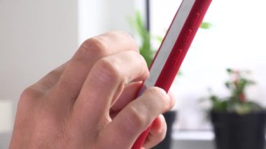 İnternette akıllı telefondan alışveriş yapan, dokunmatik ekranda mesaj okuyan, akıllı telefonlarda çalan genç bir kadın.