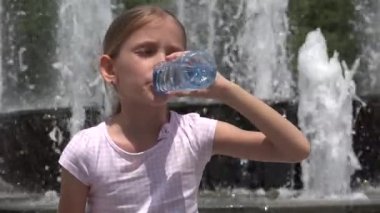 Park 'ta Su İçen Çocuk, Sıcak Bir Yaz Gününde Susamış Kız Portresi Görünümü, Çocuk Sağlığı Hizmetleri