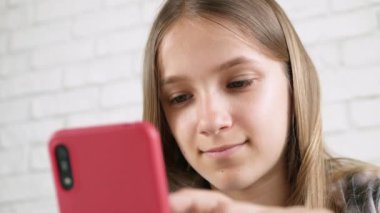 Akıllı Telefon Oynayan Çocuk, Telefonla İnternete Bakan Çocuk, Mesajları Okuyan Sarışın Genç Kız, Cihazlar Aranıyor
