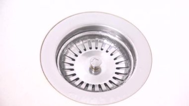 Mutfakta Akan Su Damlaları, Kırık Musluk Atık Su