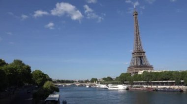 Paris 'teki Eyfel Kulesi, Seine' deki Trafik Tur Gemisi, Teknelerde Turistler, Senne Nehri 'nde Gezinen Gemiler, Avrupa' yı Ziyaret Eden İnsanlar