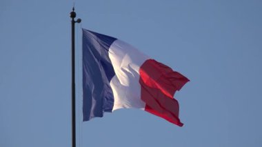 Paris 'te Fransa Bayrağı, Günbatımında Mavi Gökte Fransız Bayrağı Dalgalanıyor, Ulusal Vatanseverlik Sembolü, Avrupa' da Vatanseverlik İşareti