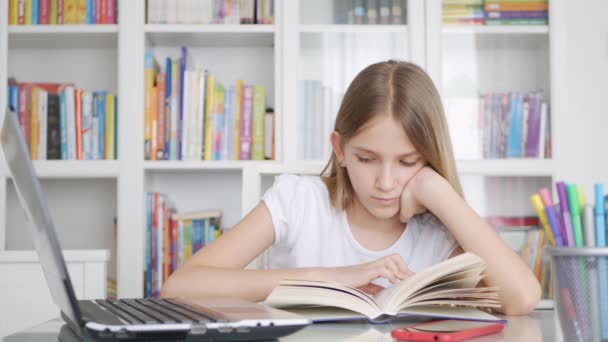 Kid Reading a Book, Child Learning for Homework School, Schoolgirl Studying from Home in Coronavirus Πανδημία, Online Εκπαίδευση — Αρχείο Βίντεο