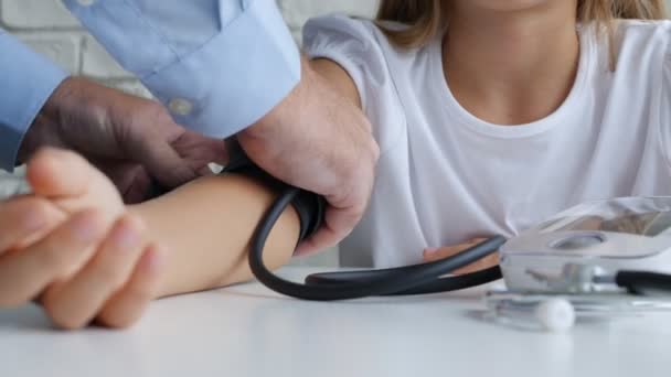Tonómetro que mide la presión arterial, Enfermo en el hospital, Médico que consulta a niños enfermos, Personas atención médica — Vídeo de stock