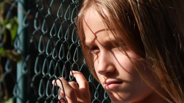 Trist Kid forladt, syg ulykkelig pige, deprimeret barn ikke leger med børn grund Coronavirus pandemi, depression, sorg – Stock-video