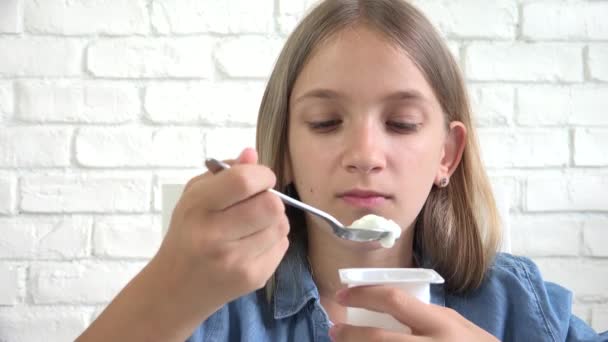 Criança comendo iogurte, Criança come produtos lácteos, Jovem no café da manhã na cozinha, Crianças cuidados de saúde — Vídeo de Stock