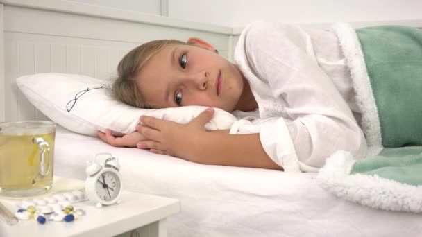 Beteg gyerek az ágyban, beteg gyermek hőmérővel a Coronavirus pandémiás krízisben, lány a kórházban, gyógyszerek, orvosi ellátás — Stock videók