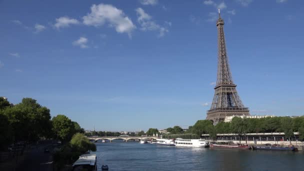 Eiffel Tower in Paris, Traffic Tourboat on Seine, Tourists in Boats, Ships Traveling on Senne River, People Visiting Europe — Stock Video