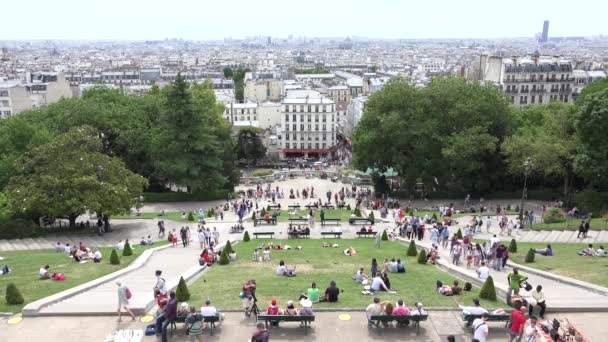 Paris Sacre Coeur Εκκλησία, Θρησκευτικοί άνθρωποι, Sacré-Cœur καθεδρικός ναός στη Γαλλία, Γάλλοι τουρίστες που επισκέπτονται το περπάτημα και χαλάρωση στο πάρκο — Αρχείο Βίντεο
