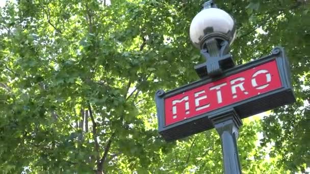 Beschilderung der Pariser U-Bahn, Beschilderung der öffentlichen Verkehrsmittel Metropol, Beschilderung der französischen U-Bahn-Station auf der Straße — Stockvideo