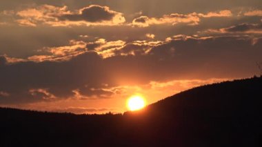Dağlarda Günbatımı, dramatik Günbatımı Bulutlar Manzarası, Gündoğumu Bulutlu Manzara, Doğada Seyahat