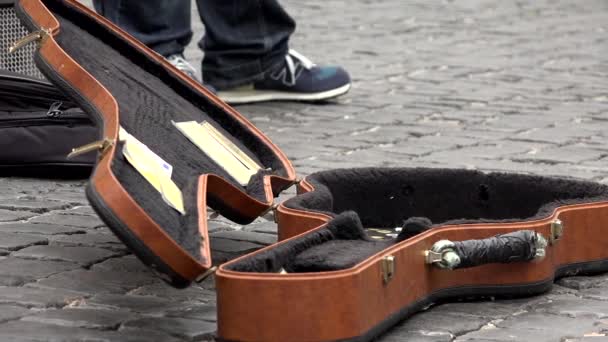 Беггар, уличный исполнитель, играющий на гитаре, бездомный бродяга и шоу в Нью-Йорке — стоковое видео