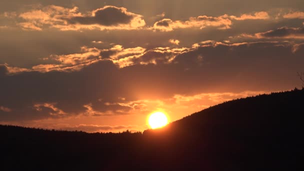 Sunset a hegyekben, drámai naplemente felhők táj, napkelte felhős kilátás, utazás a természetben — Stock videók