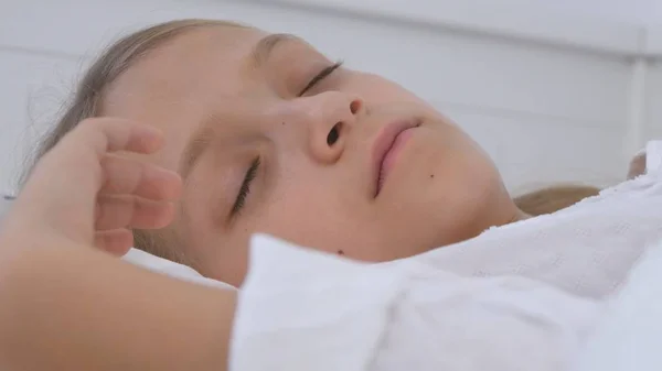 Enfant Malade Qui Dort Au Lit Enfant Malade Petite Fille En Medecine Hospitaliere Pilule Dormir Canape Stock Photo Enfant Malade Qui Dort Au Lit Enfant Malade Petite Fille En Medecine Hospitaliere Pilule Dormir Canape Stock Photo