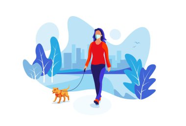 Yüz maskesi takan genç bir kadın ve küçük bir köpek parkta yürüyor ve boş zamanların tadını çıkarıyor. Kürklü eşlikçiyle yeni normal sosyal mesafeli açık hava aktivitesi izleri. Vektör illüstrasyonu.