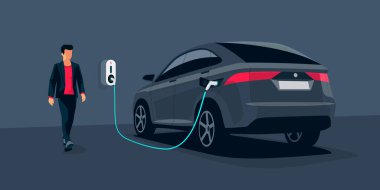 Yeraltı garajında şarj edilen elektrikli araba şarj istasyonuna takıldı. Batarya EV aracı duvar kutusuna bağlı. Güç kaynağı soketi ile yüklenen vektörü kapat. 