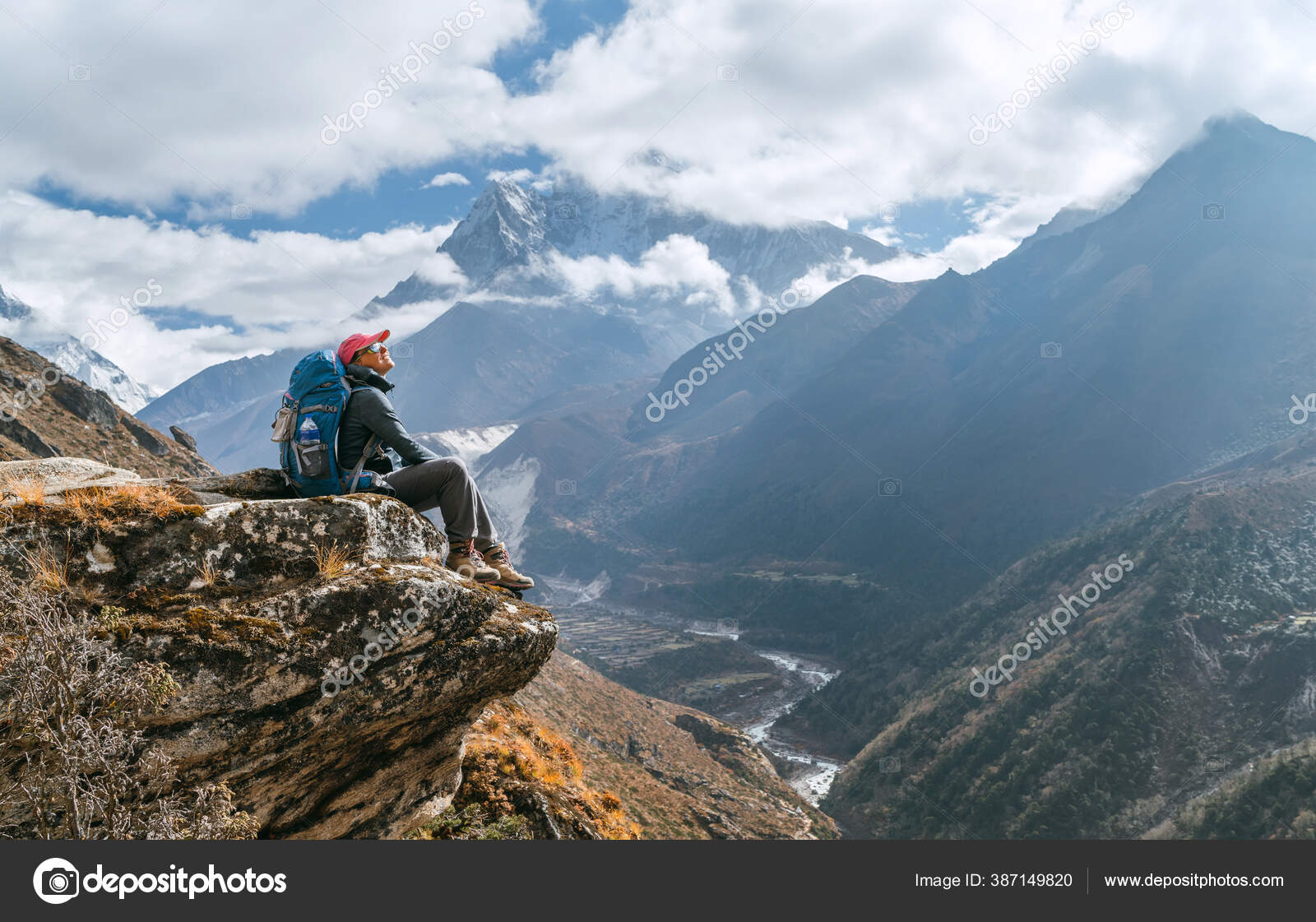 在尼泊尔Phortse附近的珠穆朗玛峰基地营Ebc 远行路线中年轻的徒步女背包客坐在悬崖边欣赏着Ama Dablam海拔6 812M的峰景