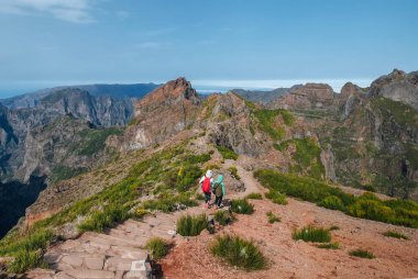 Anne ve oğlu, Portekiz Madeira adasında Pico do Arieiro 'dan Pico Ruivo' ya ünlü dağ patikasında yürüyorlar. Çocuk imajıyla dünyayı dolaşmak.