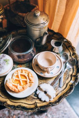 Sabah kahvesi, klasik mutfak malzemeleriyle ve ev yapımı kurabiyelerle yeni gün ışığı eşliğinde hala hayat dolu. Ölümsüz samimi büyükanne konsepti imajı