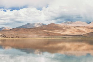 Himalaya dağları Hindistan 'ın Leh ilçesine bağlı Karzok veya Korzok köyü yakınlarındaki Tso Moriri Dağı' nın su yüzeyine yansıdı..