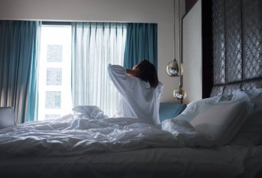 Tembel kadın sabah uyanıyor. Vücudu kaskatı kesiyor.