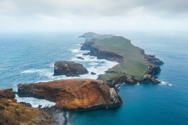 Pico do Furado 'dan Atlantik Okyanus Koyu ile Sao Lourenco manzarası - burnun en yüksek noktası Şubat ayı sonunda, Madeira Adası, Portekiz.