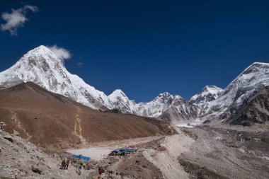 Gorakshep yerleşimi dünyanın en yüksek buzulu olan Khumbu Buzulu ile 5164 metre yükseklikte ve aynı zamanda en büyük buzulu olan Pumori Dağı 7161 metre ve Kala Patthar 564m solda yer alıyor..