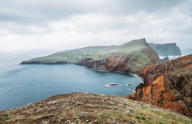 Pico do Furado 'dan Atlantik Okyanus Koyu ile Sao Lourenco manzarası - burnun en yüksek noktası Şubat ayı sonunda, Madeira Adası, Portekiz.